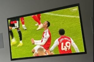 密切关注队友表现!马杜埃凯晒看球照,称赞加布里埃尔为“野兽” 密切关注队友表现!马杜埃凯晒看球照,称赞加布里埃尔为“野兽”