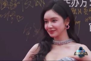 美女主持人美娜亮相微博篮球之夜 一身礼服仙气飘飘 美女主持人美娜亮相微博篮球之夜 一身礼服仙气飘飘