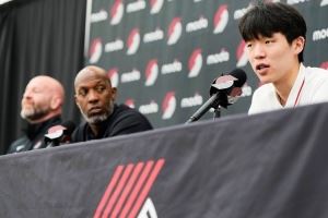 比卢普斯：杨瀚森训练中不理解一些战术点 我会叫停给他详细解释