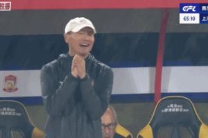 要被气哭了!青岛西海岸快攻被边裁吹停,场边邵佳一表情抓狂 要被气哭了!青岛西海岸快攻被边裁吹停,场边邵佳一表情抓狂