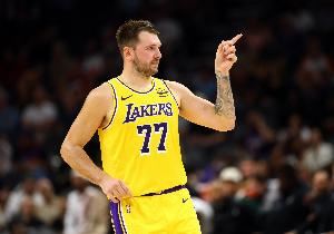 东契奇:很期待第一次作为湖人球员打揭幕战 目标显然是总冠军 东契奇:很期待第一次作为湖人球员打揭幕战 目标显然是总冠军