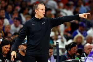 主帅奥特取得执教首胜!布克:球队给他做了家人向其祝贺的视频 主帅奥特取得执教首胜!布克:球队给他做了家人向其祝贺的视频