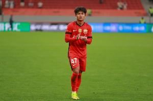 沪媒:蒯纪闻、李新翔踢完泰山后驰援上海U20队,缺席海港vs浙江 沪媒:蒯纪闻、李新翔踢完泰山后驰援上海U20队,缺席海港vs浙江