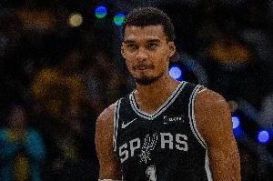 路威:文班会拿下MVP和DPOY 他让安东尼-戴维斯都看起来都很娇小 路威:文班会拿下MVP和DPOY 他让安东尼-戴维斯都看起来都很娇小