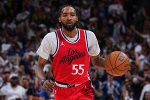 铁!小德里克-琼斯三分6投1中得到3分2篮板1助攻 铁!小德里克-琼斯三分6投1中得到3分2篮板1助攻