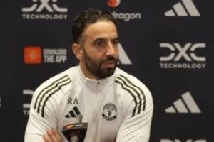 阿莫林:利桑德罗现在还不能上场 会看看阿玛德和姆伯莫搭档效果 阿莫林:利桑德罗现在还不能上场 会看看阿玛德和姆伯莫搭档效果