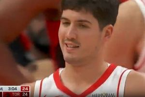 我只是微微一笑!谢泼德刚上场就强突对抗挑篮打成2+1! 我只是微微一笑!谢泼德刚上场就强突对抗挑篮打成2+1!