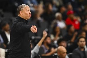 卢:我们第一节的防守效率是155 需要避免开局的松懈和慢热 卢:我们第一节的防守效率是155 需要避免开局的松懈和慢热